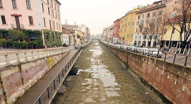 Milano, fugge dalla polizia e si getta nel Naviglio ma è in secca: magrebino grave