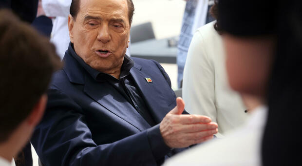 Berlusconi e l’idea per i giovani: liceo e università più brevi. Il Cavaliere punta al modello americano