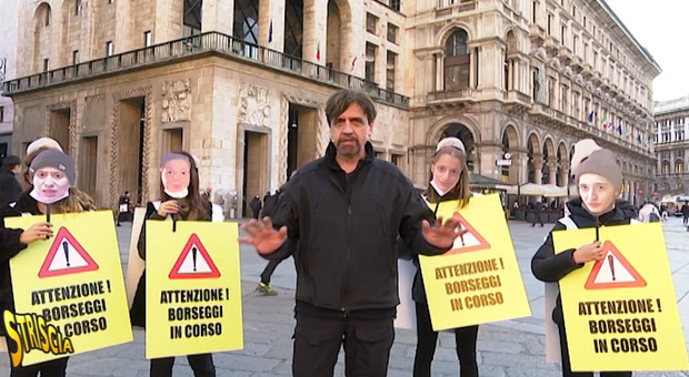 Borseggiatrici rom della metro a Milano, la consigliera Pd: «Filmarle è violenza». Si scatena una bufera
