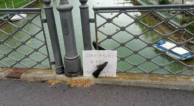 «Ciao a tutti, non volevo disturbare»: il cartello choc sul ponte, è mistero FOTO