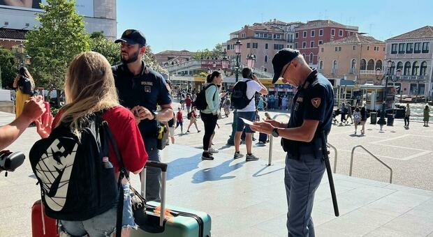 Colpo grosso a Venezia, la turista in stazione si distrae e tre ladre le sfilano una borsa di lusso da 4mila euro. Poi l'epilogo
