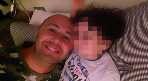 Luigi Mengucci con il figlio di 4 anni sottratto dalla moglie e nascosto in Messico