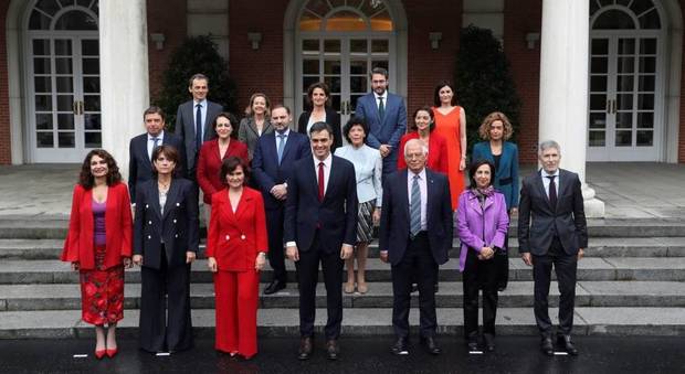 La foto di famiglia del nuovo governo a maggioranza femminile di Pedro Sanchez