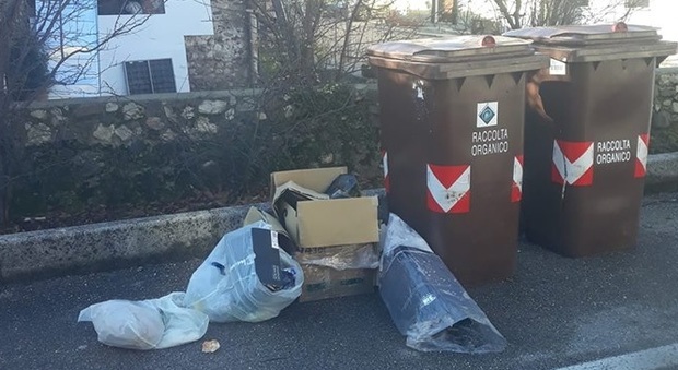 «Siamo peggio dei sìngani», polemica sui social per i rifiuti abbandonati