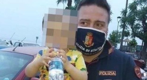 Un bambino di 2 anni rischia di morire soffocato da una patatina, salvato da un poliziotto