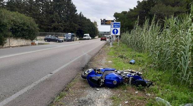 Perde il controllo della due ruote e il casco vola via: paura per un motociclista lungo la Lecce-Campi