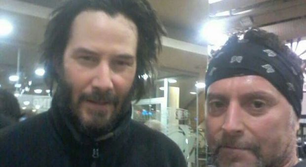 Keanu Reeves, gara di selfie: l'attore a sorpresa in una palestra di Roma
