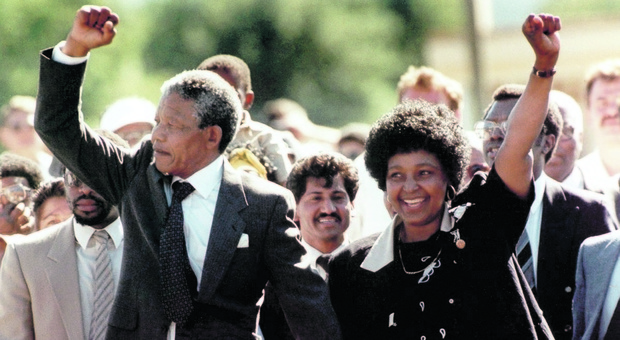 Nelson Mandela e la moglie dopo il rilascio di lui dalla prigione, nel 1990, dopo 27 anni di reclusione