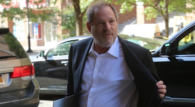 Harvey Weinstein accusato di stupro: «Pronto a costituirsi dalla polizia»