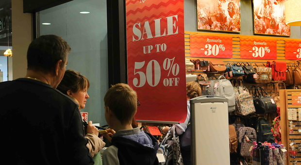 Saldi, Confcommercio ottimista: «In tanti nei negozi e incassi in lieve aumento»