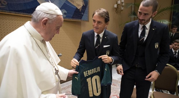 Papa Francesco riceve la Nazionale: «Il calcio è felicità»