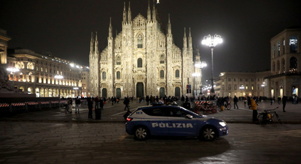 Milano, feste tra giovani in casa e sul terrazzo: la polizia multa 37 ragazzi