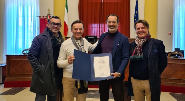 Dodi Battaglia, toccata e fuga a Senigallia: il chitarrista dei Pooh ricevuto dal vice sindaco