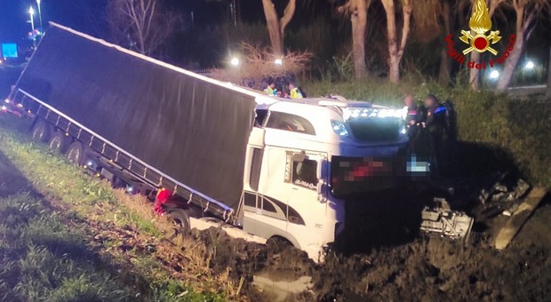Schianto in Romea, l'autista ucciso da una barra di ferro persa da un camion