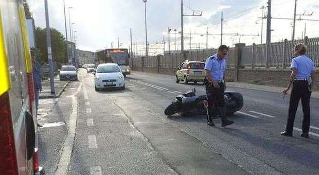 Ancona, auto urta uno scooter Padre e figlio cadono e si feriscono