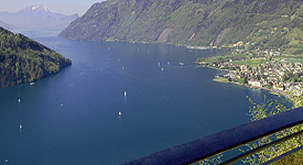Svizzera, si tuffa nel lago da una gru: morto 23enne italiano