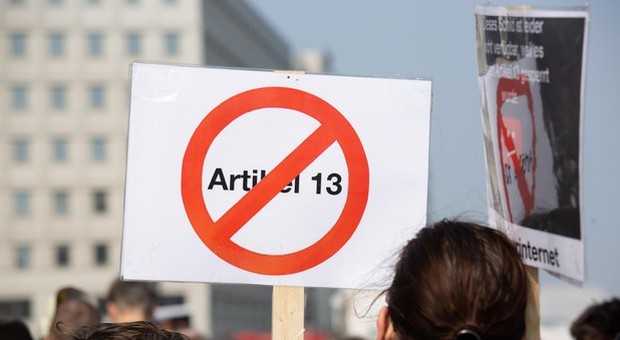 Germania: migliaia in piazza contro riforma copyright Ue