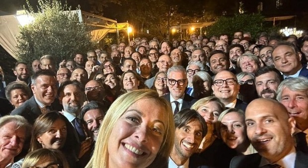 Meloni, cena con parlamentari e ministri di FdI: il selfie di gruppo (ma nessun discorso). «Una serata per ritrovarsi»