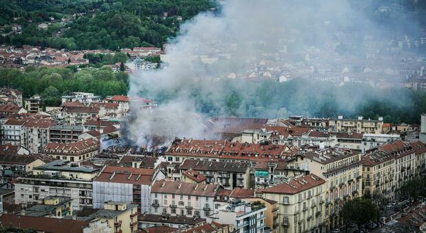 Incendio a Torino, in fiamme un palazzo in centro: colonna di fumo nero visibile a chilometri di distanza