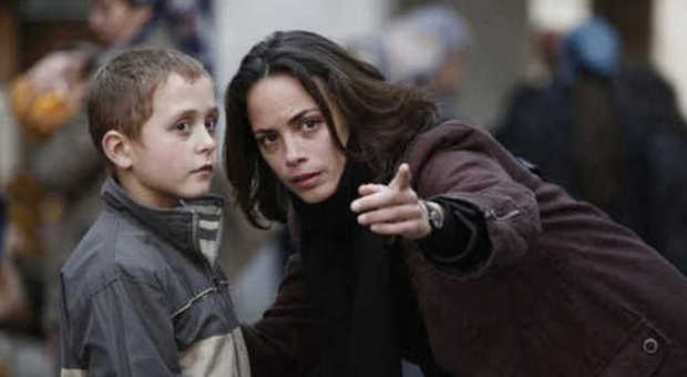 Bérenice Bejo con il piccolo Abdul Khalim Mamatsuiev in una scena di "The Search"