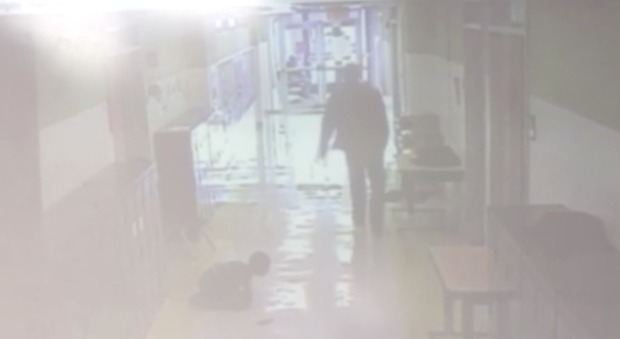 Bambino di 7 anni preso a pugni da un uomo: il video delle telecamere della scuola
