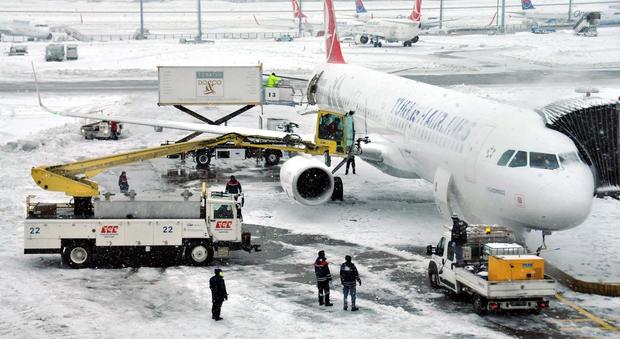 Bufera di neve a Istanbul, 500 italiani bloccati in aeroporto
