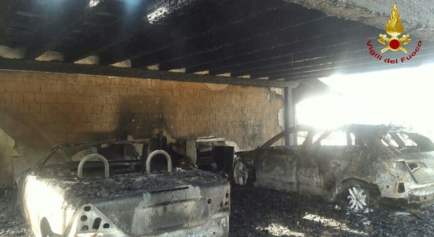 Va a fuoco una pompeiana, fiamme avvolgono due auto e il tetto