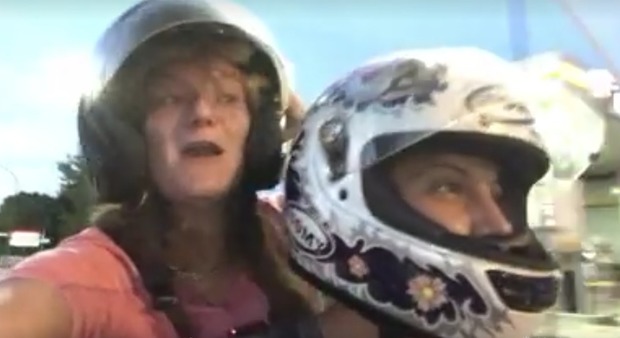 Due ragazze in scooter trovate morte in un canale, dramma nel mantovano