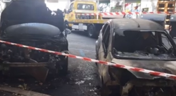 Due delle auto bruciate in via Licia