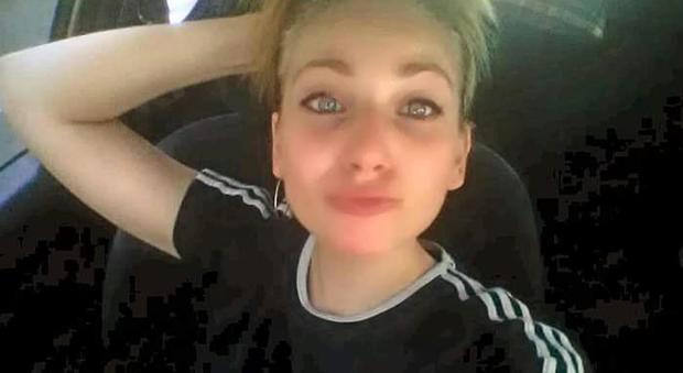 Varese, ragazza di 20 anni scompare nel bosco della droga, il fidanzato: «Rapita dai pusher