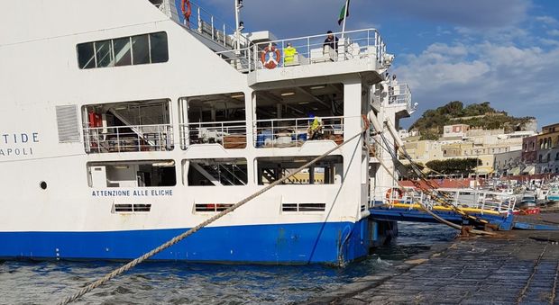 Incidente in manovra, traghetto si schianta sulla banchina al porto di Ponza