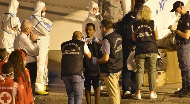 Migranti: presunti scafisti a bordo della nave Diciotti, quattro fermi