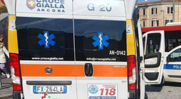 Ancona, travolte da un'auto: due donne all'ospedale. E durante i soccorsi un centauro vola a terra con lo scooter