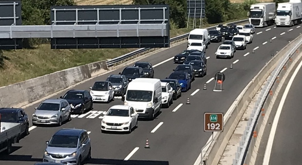 Schianto in autostrada: traffico fermo e auto in coda sul tratto maledetto dell'A14 nel sud delle Marche