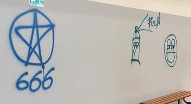Pesaro, vandali imbrattano palestra della scuola appena inaugurata
