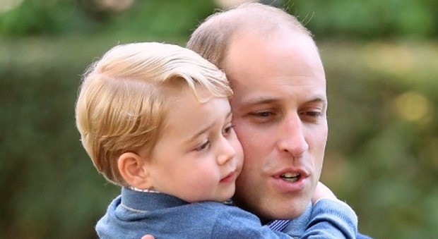 Il principe William pubblica la foto con George su Twitter e scoppia la polemica. Ecco perché