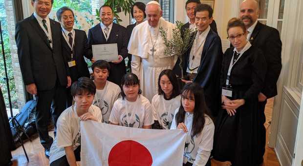 Il Papa in nunziatura con i ragazzi di Scholas Occurrentes