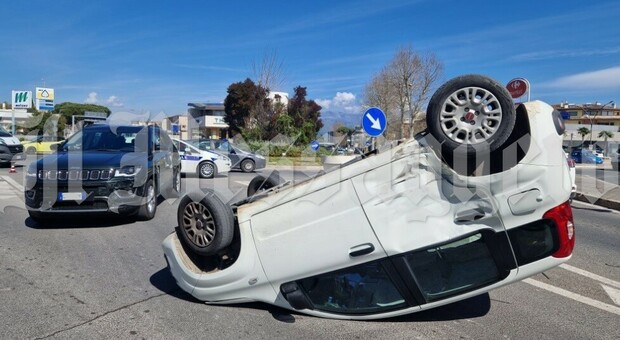 Incidente alla rotonda del Piccarello: auto si ribalta dopo lo scontro, conducente in ospedale e traffico in tilt