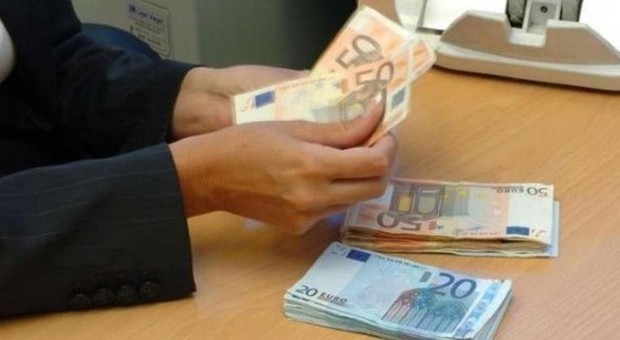 Si fingono clienti, entrano in banca Armati rapinano 4 mila euro