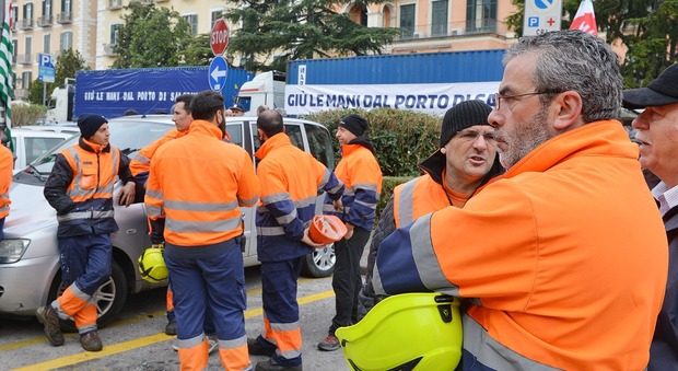 «Giù le mani dal porto», i lavoratori in piazza contro l'accorpamento dell'authority con Napoli