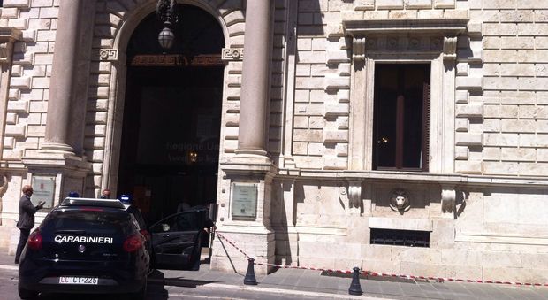 Perugia, pacco sospetto allarme davanti palazzo Cesaroni