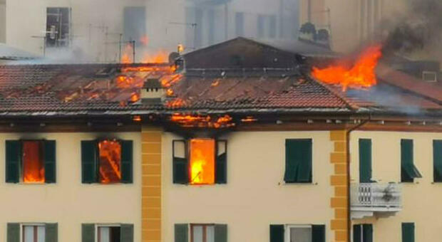 Incendio a La Spezia, fiamme in casa per un cortocircuito alle luci dell'albero di Natale: feriti due vigili del fuoco