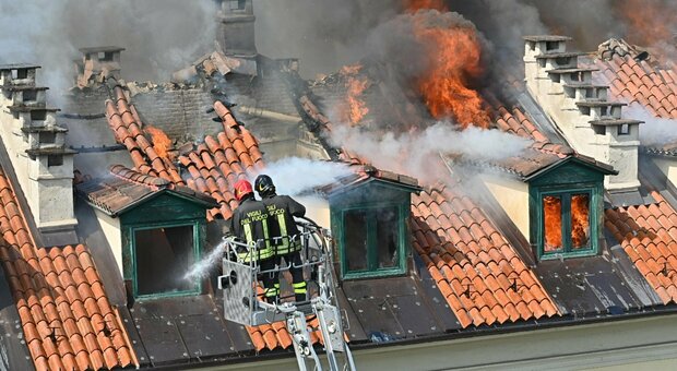 Incendio a Torino, spenti gli ultimi focolai nella notte. Cento persone sfollate, esplose anche bombole di gas