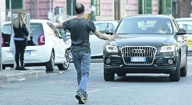 Il questore di Napoli: «Leggi più severe contro i parcheggiatori abusivi»