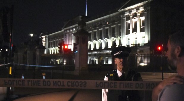 Londra, poliziotti aggrediti a Buckingham Palace, arrestato un altro uomo