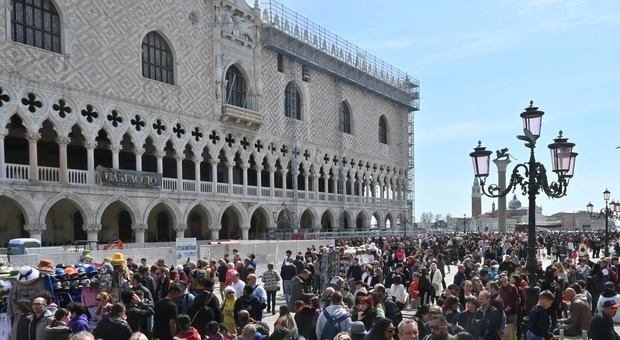 Venezia tra i patrimoni a rischio, orgoglio veneziano: «L'Unesco? Esagera. Il turismo è un motore imprescindibile per la città»