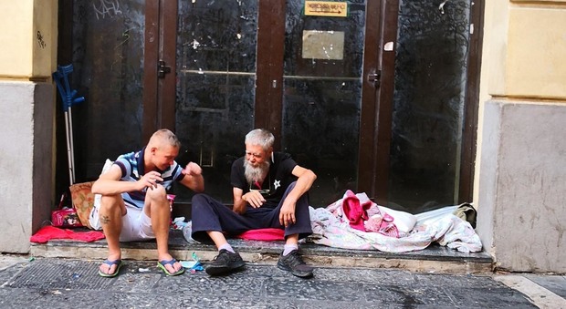 Napoli, volontari tra i senzatetto del metrò: pasto caldo a 60 persone