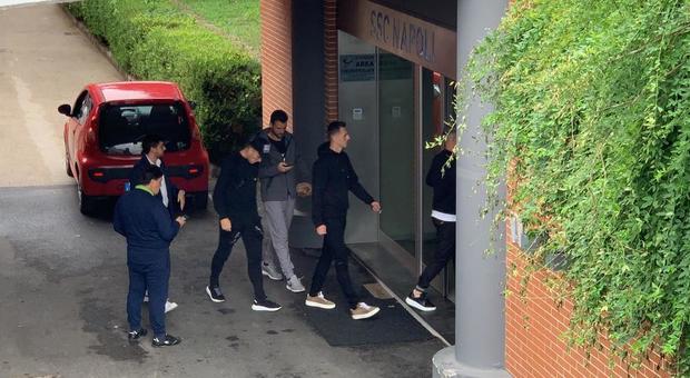 Napoli, la folle rivolta dei calciatori: cancellato il ritiro, squadra a casa