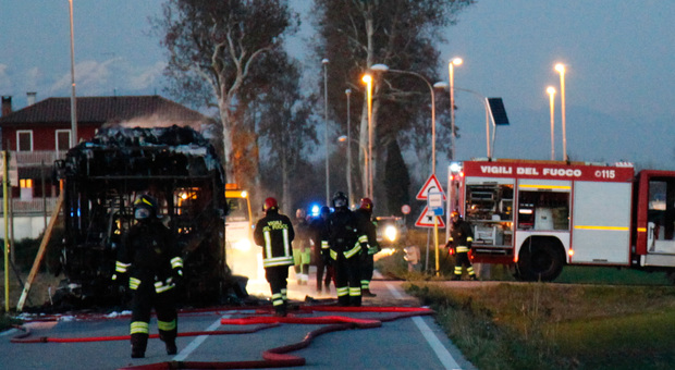 Incendio sul bus, divorato dal fuoco: l'autista mette in salvo tutti i passeggeri