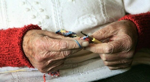 Dramma della solitudine, scomparsa da mesi: anziana trovata morta in casa